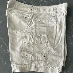 Columbia Omni-Wick khaki shorts. Women’s Size 6.